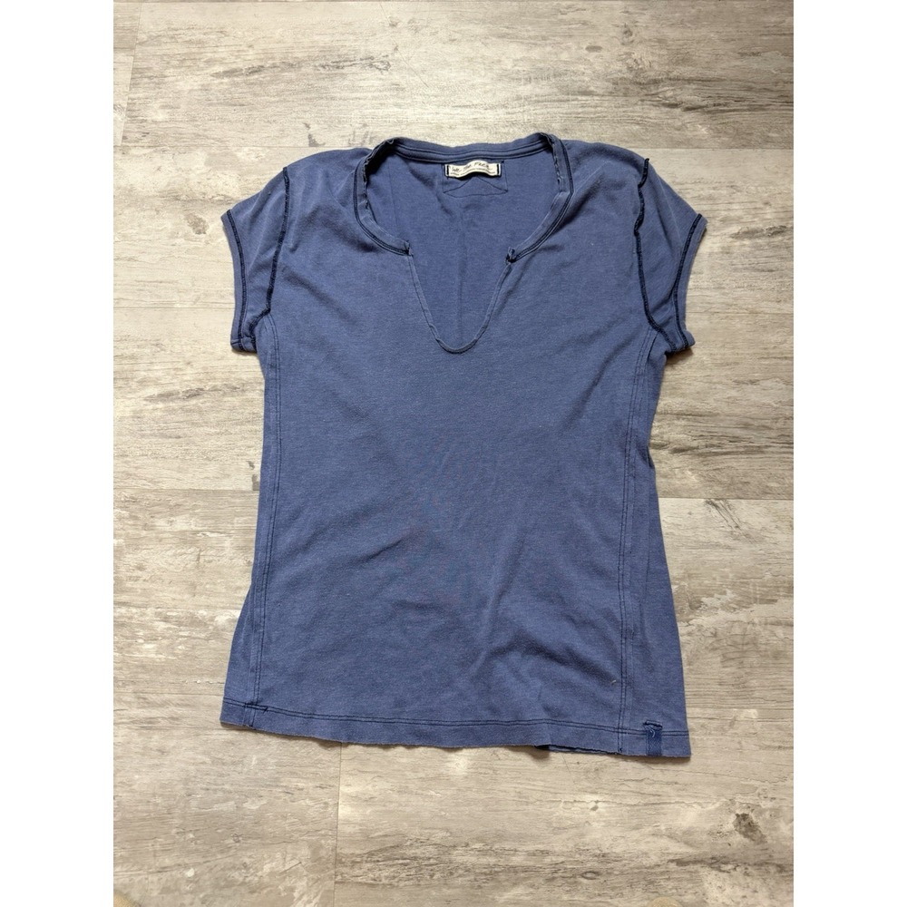 We The Free Women's Medium Blue T-Shirt V-Neck Short Sleeves Fitted A4-0021